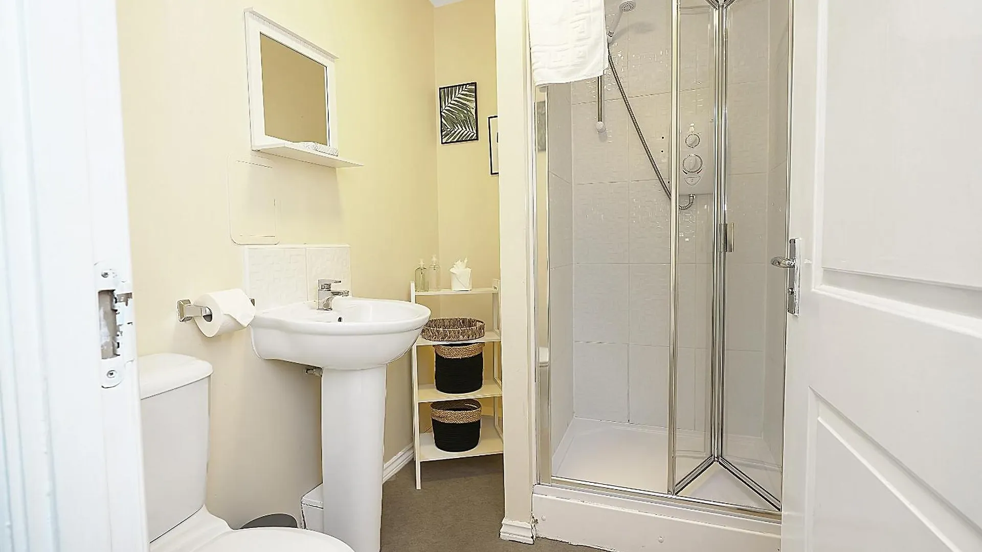 The Lochend Two Bedroom Residence Edinburgh Apartment
