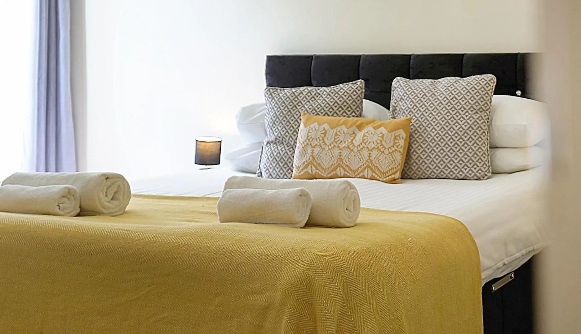 The Lochend Two Bedroom Residence Edinburgh Apartment